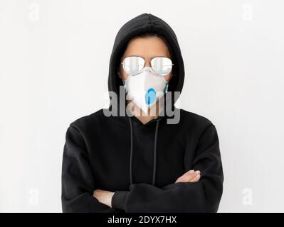 Frau in schwarzer Jacke mit Brille und Gesichtsmaske Stockfoto