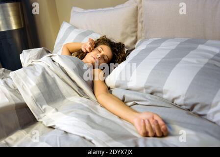 Frau schlafen in ihrem Bett zu Hause in einer friedlichen Konzept Stockfoto