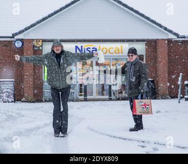 Kidderminster, Großbritannien. Dezember 2020. Wetter in Großbritannien: Ein Wunsch, der für Familien wahr wird, die von dieser 'weißen Weihnachten' träumen - auch wenn es ein paar Tage zu spät ist! Die Leute von Worcestershire wachen heute Morgen auf, um einen erheblichen Schneefall zu finden und um 9:00 Uhr sind sie aus genießen dieses fabelhafte Winter Wunderland. Kredit: Lee Hudson/Alamy Live Nachrichten Stockfoto