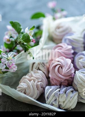 Leckeres Marshmallow auf Bastelpapier mit Frühlingsblumen Stockfoto
