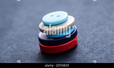 Nahaufnahme der bunten Näh-Tasten Stapel auf grau Hintergrund Stockfoto