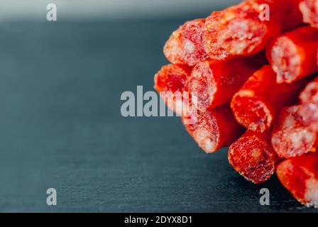 Chili Wurst oder Kabanos Makro auf dunklem Hintergrund Stockfoto