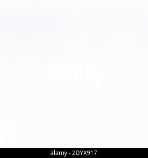Weiße Leinwandstruktur. Weißer Hintergrund mit Textur von geprägtem Bastelpapier mit kleinen rauen Kanten. Stockfoto