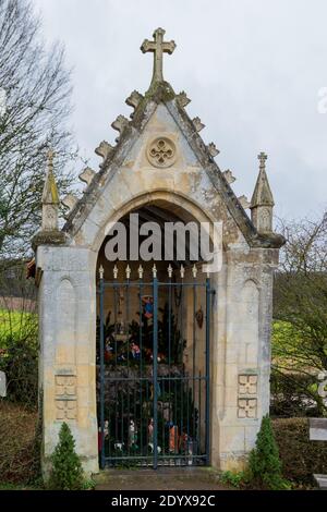 Feldkapelle mit einer Krippe für die Weihnachtsfeiertage geschmückt zu kommen. Menschen, die hier vorbeigehen, werden auf die Religion und die Hoffnung verwiesen Stockfoto