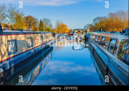 Narrowboats auf dem Fluss schweben bei Barrow auf schweben in Leicestershire. Stockfoto