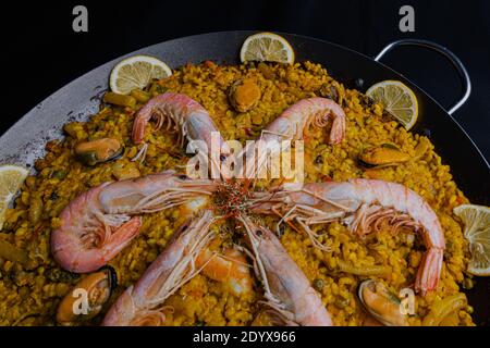 Ein typisch spanisches Paella-Gericht mit Garnelen und Zitrone. Hergestellt nach einem traditionellen Rezept aus Valencia Stockfoto