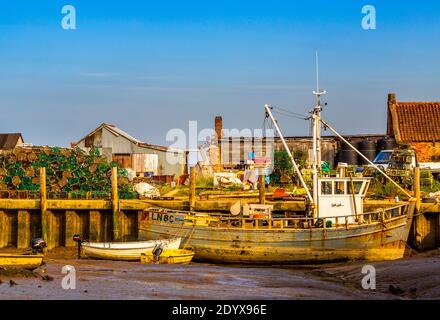 Fischerboote und Ausrüstung in Brancaster Staithe. Stockfoto