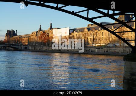 PARIS, FRANKREICH -15 DEZ 2020- Blick auf die Pont des Arts, eine Fußgängerbrücke aus Metall über die seine in Paris, Frankreich. Stockfoto