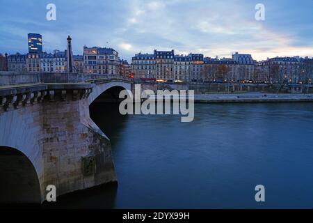 PARIS, FRANKREICH -15 DEZ 2020- Blick auf die Pont de la Tournelle, eine Bogenbrücke mit einer Skulptur von Sainte Genevieve, der schutzpatronin von Paris, über dem Stockfoto