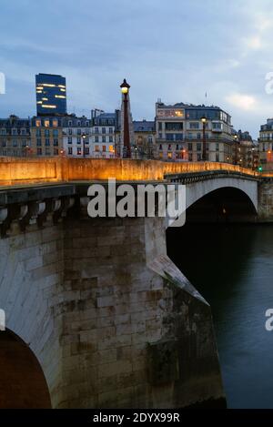 PARIS, FRANKREICH -15 DEZ 2020- Blick auf die Pont de la Tournelle, eine Bogenbrücke mit einer Skulptur von Sainte Genevieve, der schutzpatronin von Paris, über dem Stockfoto