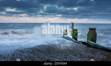 Wellen brechen gegen eine Groyne. Stockfoto