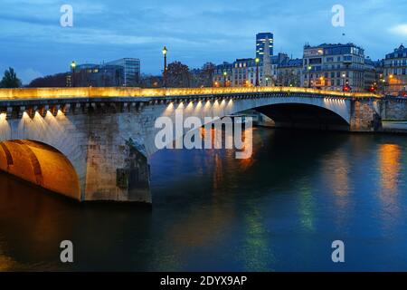 PARIS, FRANKREICH -15 DEZ 2020- Blick auf die Pont de la Tournelle, eine Bogenbrücke mit einer Skulptur von Sainte Genevieve, der schutzpatronin von Paris, über dem Stockfoto