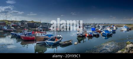 Kleine Fischerboote in Paddys Bohrung auf South Gare mit der Bank von den T-Stücken hinter sich. Stockfoto