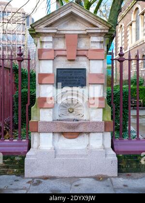 Frederic David Mocatta öffentlichen Trinkbrunnen (1906) im Geländer der Kirche St. Botolph ohne Aldgate vor kurzem Wiederhergestellt Stockfoto