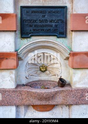 Frederic David Mocatta öffentlichen Trinkbrunnen (1906) im Geländer der Kirche St. Botolph ohne Aldgate vor kurzem Wiederhergestellt Stockfoto