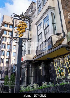 Hoop und Trauben öffentlichen Haus, umgebaut 1721, berühmt dafür, dass innerhalb von 50 Yards von wo der große Feuer von London 1666 gestoppt, immer noch ein offenes Stockfoto