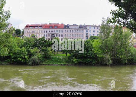 Gebäude an der Donau in Wien, Österreich Stockfoto