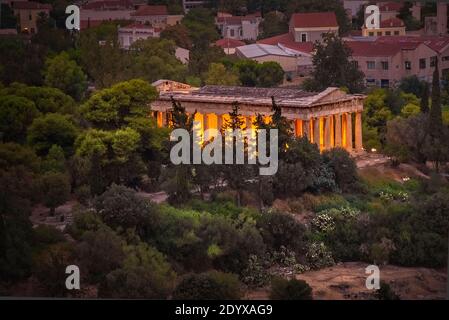 Nachtansicht der Tempel des Hephaistos und Stadt Skyline hinter, Athen, Attika, Griechenland Stockfoto