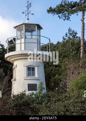 Der Beaulieu River Millennium Beacon, auch bekannt als Lepe Lighthouse mit Blick auf Lepe Beach, New Forest, Hampshire, England, Großbritannien Stockfoto