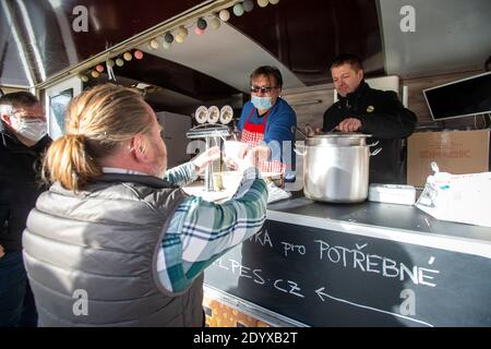 Manifest für die normale Welt - Save Czechia veranstaltet eine Bühnenveranstaltung aus Protest gegen die Verletzung von Rechten und Freiheiten. Vertreter der PES-Initiative Chcipl verteilen traditionelle Weihnachtssuppe auf dem Altstädter Ring, Tschechische Republik, 24. Dezember 2020. (CTK Photo/Katerina Sulova) Stockfoto