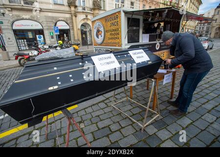 Manifest für die normale Welt - Save Czechia veranstaltet eine Bühnenveranstaltung aus Protest gegen die Verletzung von Rechten und Freiheiten. Vertreter der PES-Initiative Chcipl verteilen traditionelle Weihnachtssuppe auf dem Altstädter Ring, Tschechische Republik, 24. Dezember 2020. (CTK Photo/Katerina Sulova) Stockfoto