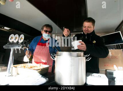 Manifest für die normale Welt - Save Czechia veranstaltet eine Bühnenveranstaltung aus Protest gegen die Verletzung von Rechten und Freiheiten. Vertreter der PES-Initiative Chcipl verteilen traditionelle Weihnachtssuppe auf dem Altstädter Ring, Tschechische Republik, 24. Dezember 2020. (CTK Photo/Katerina Sulova) Stockfoto