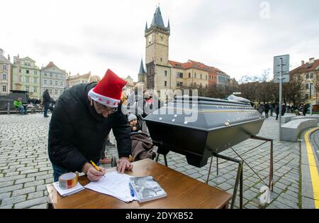 Manifest für die normale Welt - Save Czechia veranstaltet eine Bühnenveranstaltung aus Protest gegen die Verletzung von Rechten und Freiheiten. Vertreter der PES-Initiative Chcipl verteilen traditionelle Weihnachtssuppe auf dem Altstädter Ring, Tschechische Republik, 24. Dezember 2020. (CTK Photo/Katerina Sulova) Stockfoto