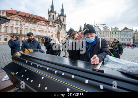 Manifest für die normale Welt - Save Czechia veranstaltet eine Bühnenveranstaltung aus Protest gegen die Verletzung von Rechten und Freiheiten. Vertreter der PES-Initiative Chcipl verteilen traditionelle Weihnachtssuppe auf dem Altstädter Ring, Tschechische Republik, 24. Dezember 2020. (CTK Photo/Katerina Sulova) Stockfoto