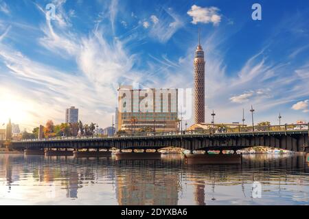 Blick auf den Cairo Tower auf der Insel Gezira und die Brücke über den Nil, Ägypten Stockfoto