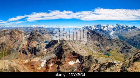 Bergpanorama im engadin vom Piz Languard. Blick auf den großen Morteratschgletscher, Piz Bernina und viele Bergseen, gigantische Aussicht, Gipfel Stockfoto