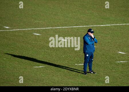 Gelsenkirchen, Deutschland. Dezember 2020. Der neue Trainer des Bundesligavereins FC Schalke 04, Christian Gross (66), bei seinem ersten Training mit dem Team in Gelsenkirchen. Brutto soll die Bundesliga-Untermannschaft vor dem Abstieg retten. Quelle: Fabian Strauch/dpa/Alamy Live News Stockfoto