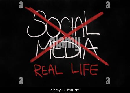 Wandel von Social Media zu Real Life - Social Networking-Website und Online-Raum wird für authentische Realität verlassen. Handschriftliche Illustration. Stockfoto