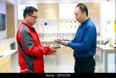 Peking, China. Dezember 2020. Ein Verbraucher (R) zahlt mit digitalem Yuan in einem Kaufhaus in Suzhou, der ostchinesischen Provinz Jiangsu, am 11. Dezember 2020. Quelle: Xinhua/Alamy Live News Stockfoto