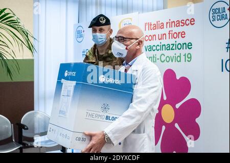 Palermo, Italien. Dezember 2020. Dr. Francesco Gervasi erhält die Impfstoffe vom Vertreter der italienischen Armee. Das Krankenhaus „Civico“ in Palermo startet die Impfkampagne Covid-19 in Sizilien. Nachdem die italienische Armee den Impfstoff Pfizer-BioNTech COVID-19 an Dr. Francesco Gervasi abgegeben hatte, der ihn in der Onkologie-Abteilung eingelagert hatte, war eine erste Gruppe von gefährdeten medizinischen und medizinischen Mitarbeitern am Morgen geimpft worden." Kredit: SOPA Images Limited/Alamy Live Nachrichten Stockfoto