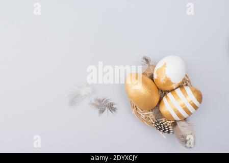 Ostereier auf Holztisch. Urlaub-Hintergrund Stockfoto