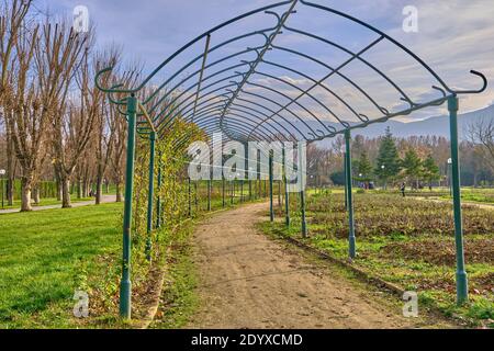 Wanderweg und grüne Farbe Kleiderbügel aus Metall mit großen und riesigen Berg Hintergrund. Stockfoto