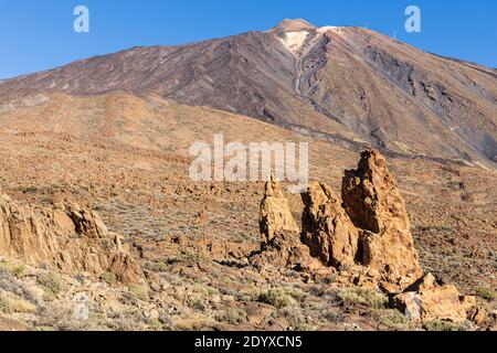 Vulkanische Felsformationen und Teide im Nationalpark, Las Canadas del Teide, Teneriffa, Kanarische Inseln, Spanien Stockfoto