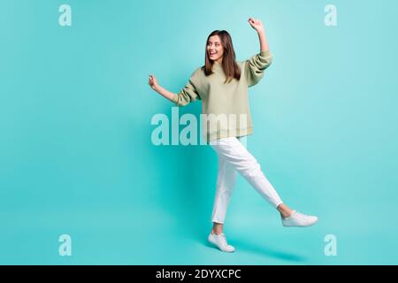 In voller Länge Foto Porträt von fröhlichen Frau tanzen Blick auf Leerer Raum auf lebhaft blauem Hintergrund isoliert Stockfoto