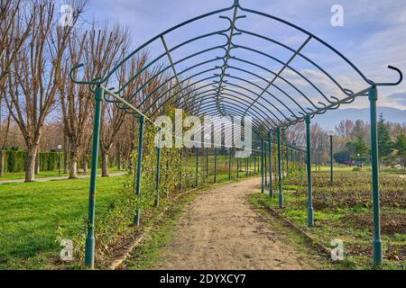 Wanderweg und grüne Farbe Kleiderbügel aus Metall mit großen und riesigen Berg Hintergrund. Stockfoto