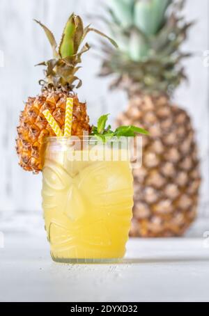 Glas Ananas Tiki Stil Cocktail auf weißem Hintergrund Stockfoto