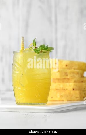 Glas Ananas Tiki Stil Cocktail auf weißem Hintergrund Stockfoto