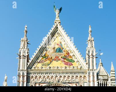 Hauptportal der gotischen Kathedrale von Siena reich mit Reliefs, Skulpturen und Fresko der Krönung der Jungfrau Maria dekoriert Stockfoto