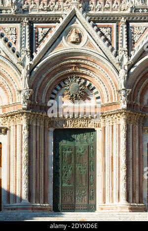 Prächtig verzierte façade des Hauptportals der Kathedrale von Siena in der Sonne des Nachmittags, Toskana, Italien Stockfoto