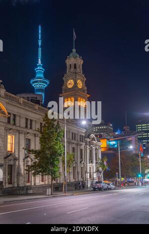 Nachtansicht des Auckland Town Hall von der Queen Street, Neuseeland Stockfoto