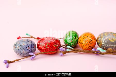 Ostereier mit Zweig auf rosa Hintergrund, kopieren Raum Stockfoto