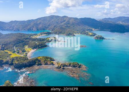 Luftaufnahme der Kaimarama Bucht an der Bucht der Inseln Neuseeland Stockfoto