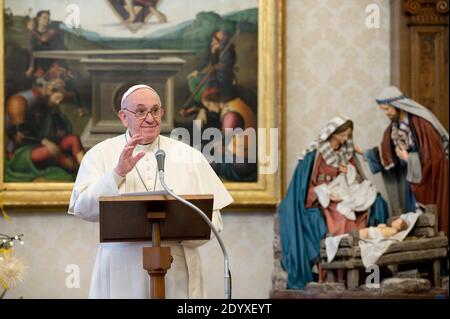 Rom, Italien. Dezember 2020. 26. Dezember 2020: Papst Franziskus segnet aus dem Fenster des Apostolischen Palastes, nachdem er ein privates, wöchentlich gestreamtes Angelusgebet aus der Bibliothek des Palastes in der Vatikanischen REDAKTION GEHALTEN hat. NICHT ZUM VERKAUF FÜR MARKETING- ODER WERBEKAMPAGNEN. Kredit: Unabhängige Fotoagentur/Alamy Live Nachrichten Stockfoto