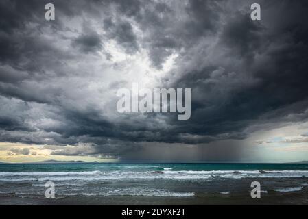 Gewitterwolken mit Regenschauern ziehen über die Insel Elba und das Tyrrhenische Meer an die toskanische Küste nahe Punta Ala, Toskana, Italien Stockfoto