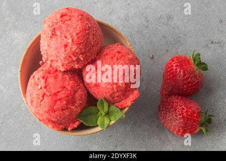 DAS BESTE ERDBEER-EIS REZEPT Stockfoto