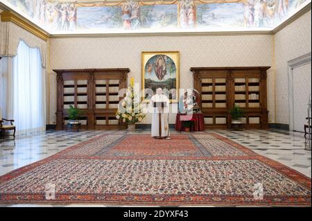 Rom, Italien. Dezember 2020. 26. Dezember 2020: Papst Franziskus segnet aus dem Fenster des Apostolischen Palastes, nachdem er ein privates, wöchentlich gestreamtes Angelusgebet aus der Bibliothek des Palastes in der Vatikanischen REDAKTION GEHALTEN hat. NICHT ZUM VERKAUF FÜR MARKETING- ODER WERBEKAMPAGNEN. Kredit: Unabhängige Fotoagentur/Alamy Live Nachrichten Stockfoto